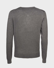 Carica l&#39;immagine nel visualizzatore di Gallery, Maglia scollo a V uomo
